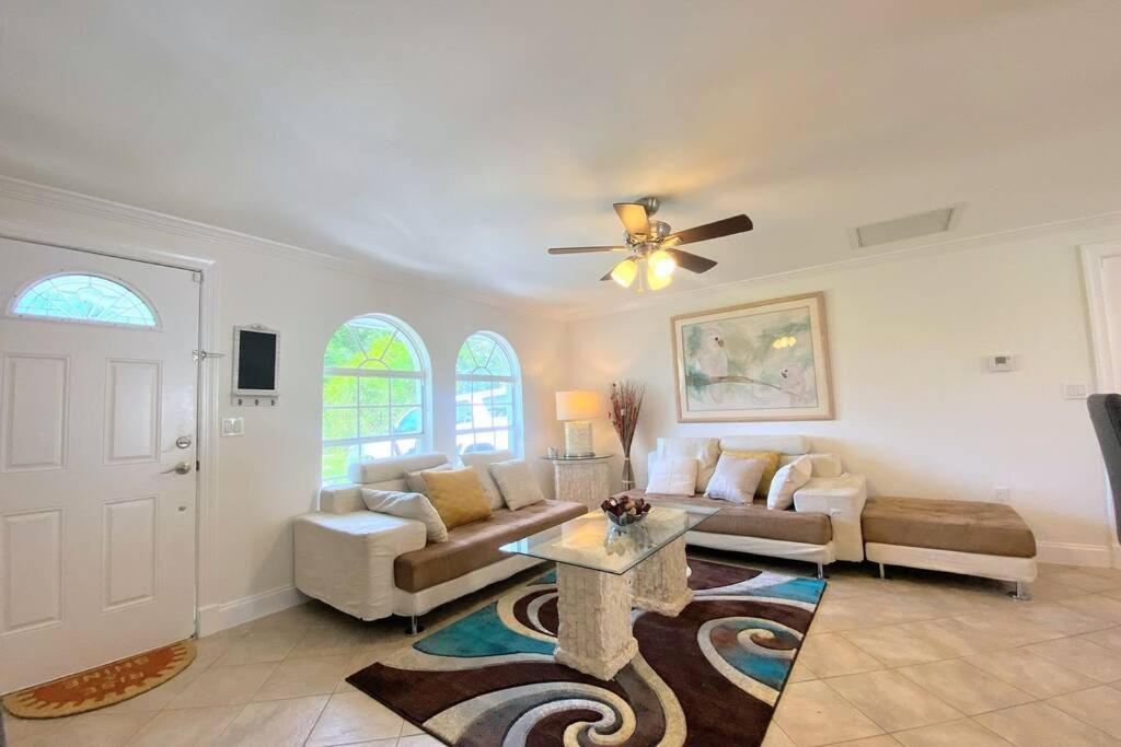 Cheerfull 4/bed/ 3 Bath / Pool / Location * North Naples