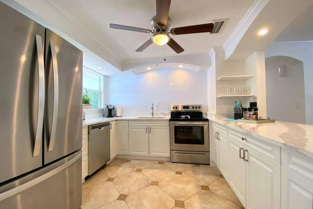 Villa Cheerfull 4/bed/ 3 Bath / Pool / Location North Naples
