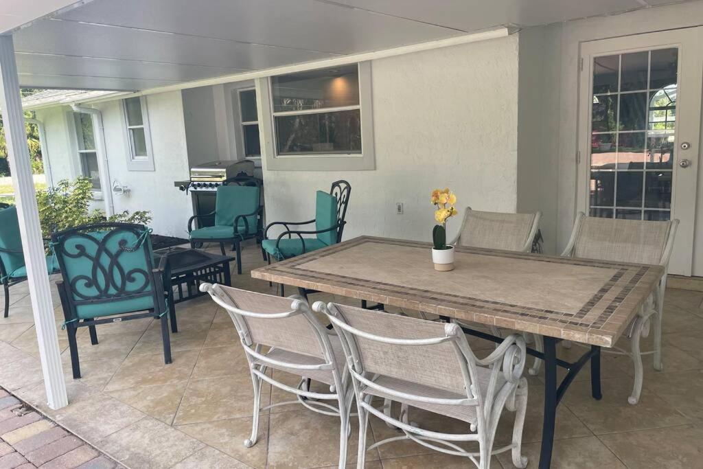 Villa Cheerfull 4/bed/ 3 Bath / Pool / Location North Naples