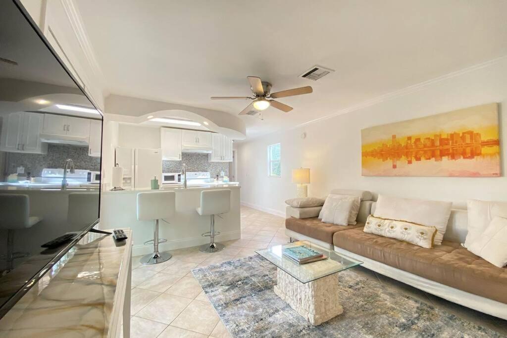 Villa Cheerfull 4/bed/ 3 Bath / Pool / Location North Naples